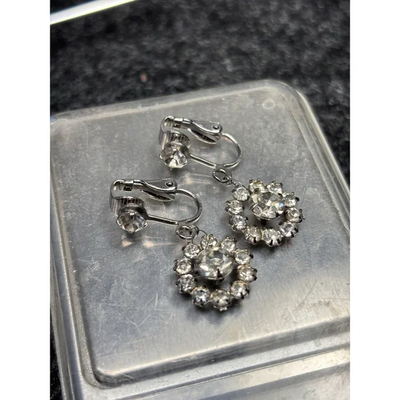 VINTAGE SILVERTONE CRYSTALS FLORAL BROOCH PIN with clip on earrings - Picture 10 of 13
